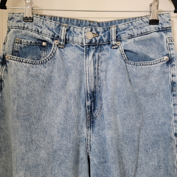 H&M  Size 8 Loose Mom Jeans, Light Wash, Distressed, Gently Used Condition - Picture 2 of 13